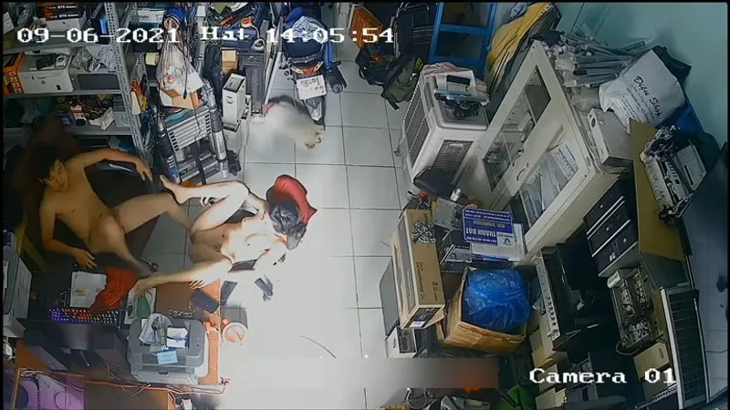 Bà xã gã chồng xxx nhau trong của hàng máy tính