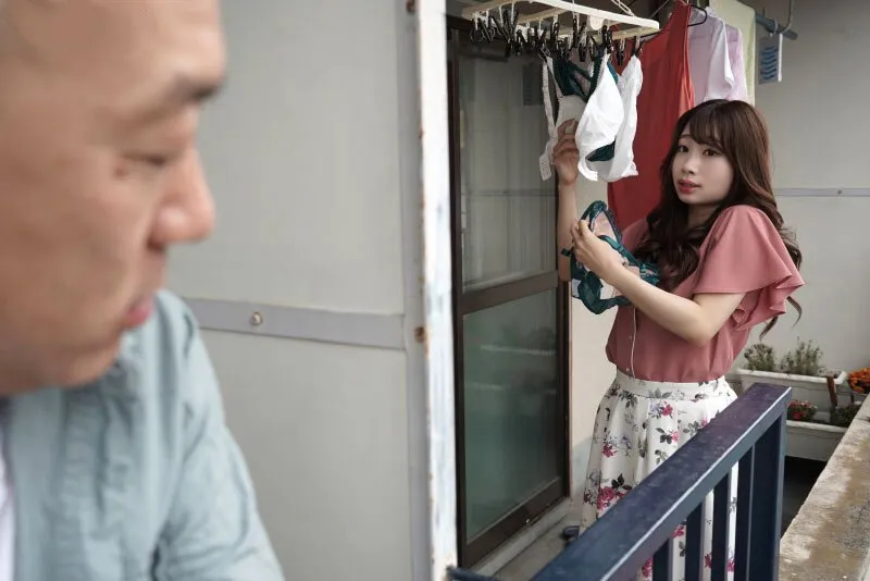 Gã cạnh bên nhà chuyên soi mói và cặp bà xã anh xã thường xuyên rên la quá to
